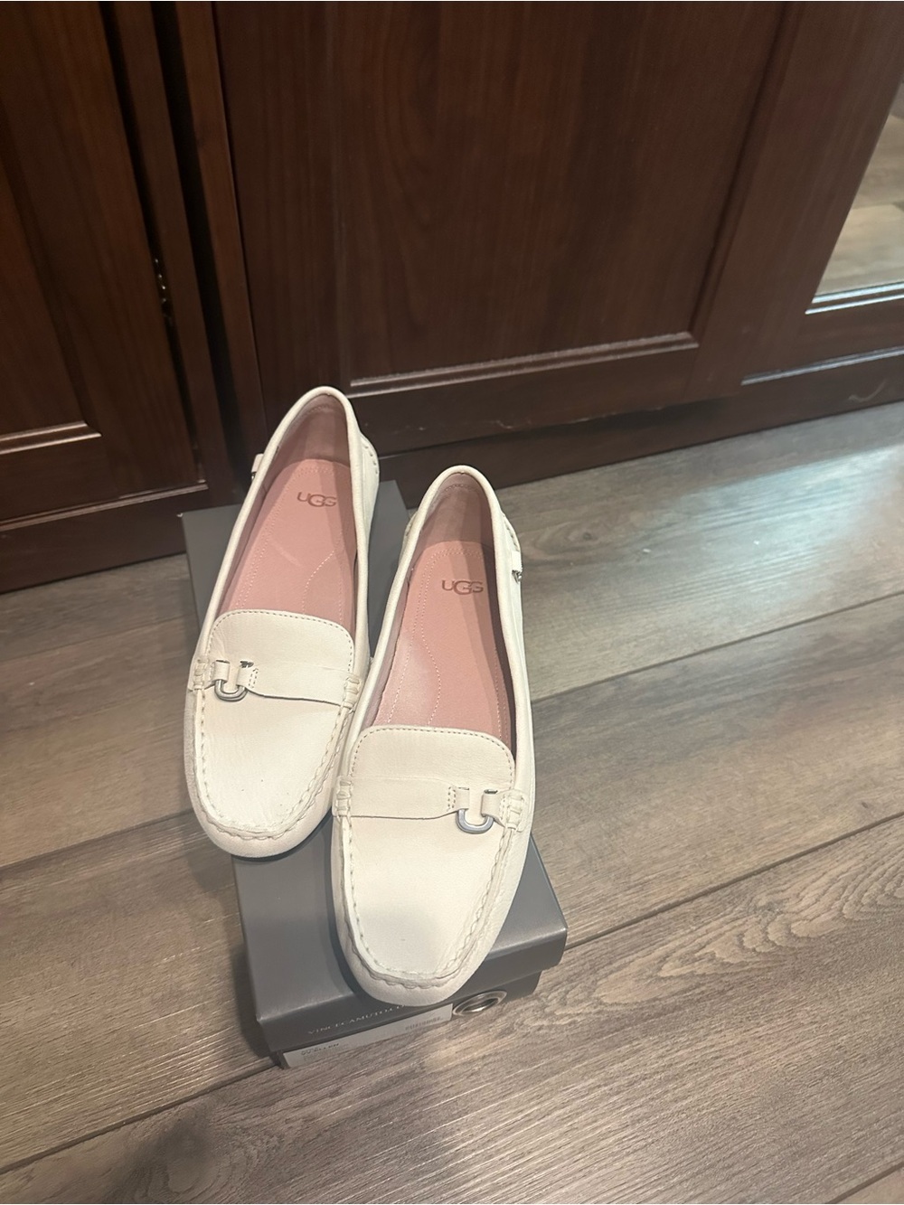 UGG Women FlatSize 8M  Soft Leather New